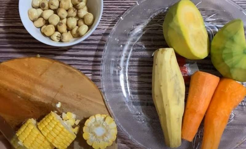 Sơ chế nguyên liệu làm bún bò Huế chay