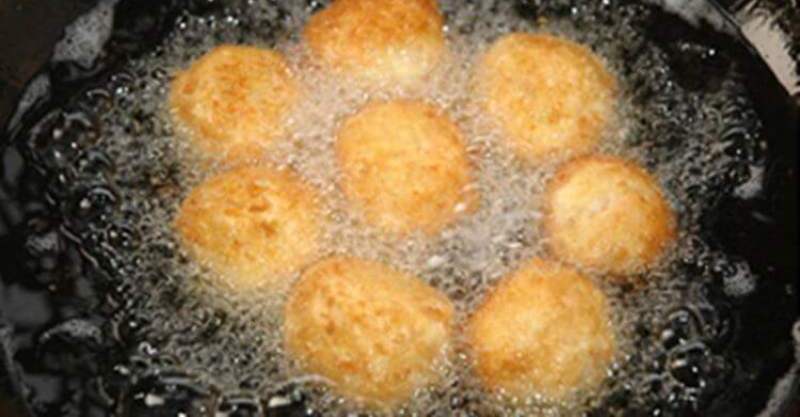 Chiên nấm nhúng bột trong chảo ngập dầu đun nóng