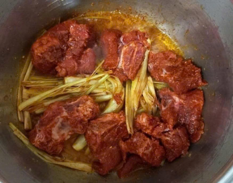 Nấu nước dùng xương heo