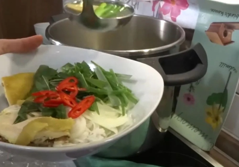 Nấu nước dùng gà