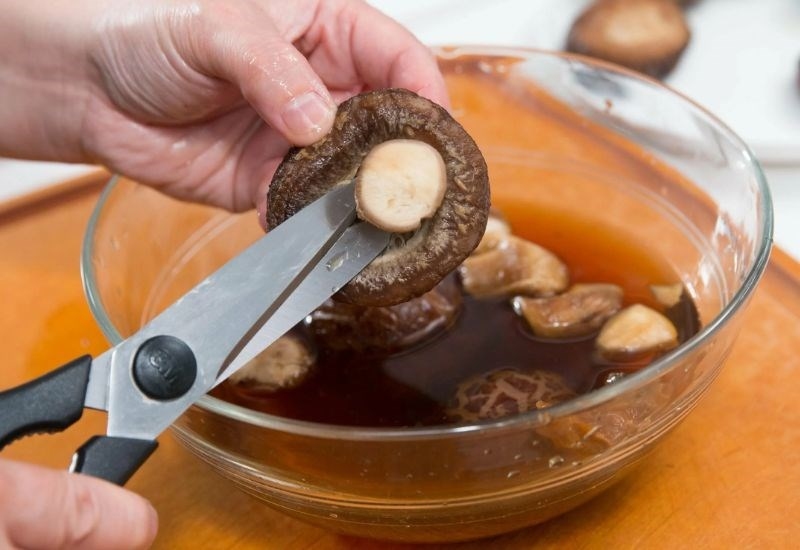 Cắt nấm, làm sạch nấm