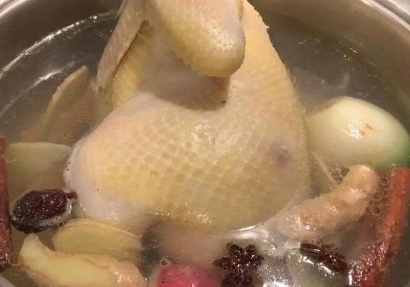 Nấu nước dùng gà