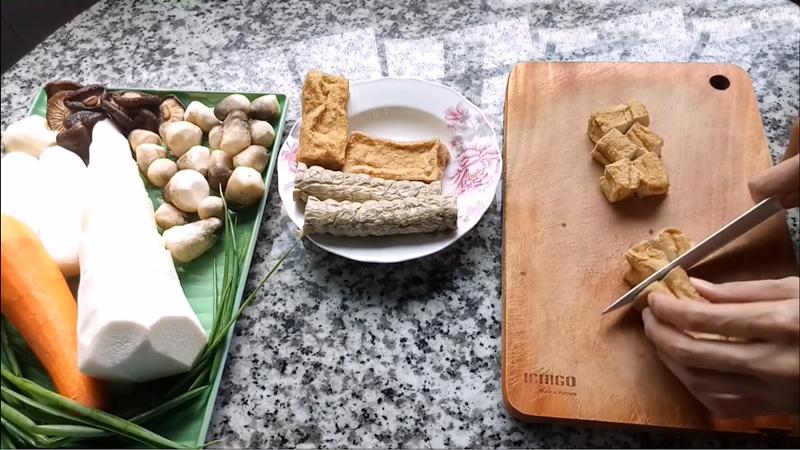 Sơ chế nguyên liệu nấu bún măng chay từ măng tươi