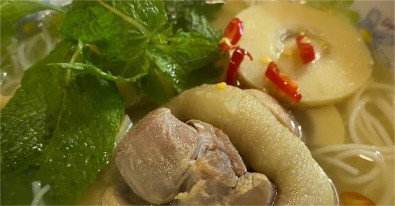 Giò heo nấu với măng khô cực ngon