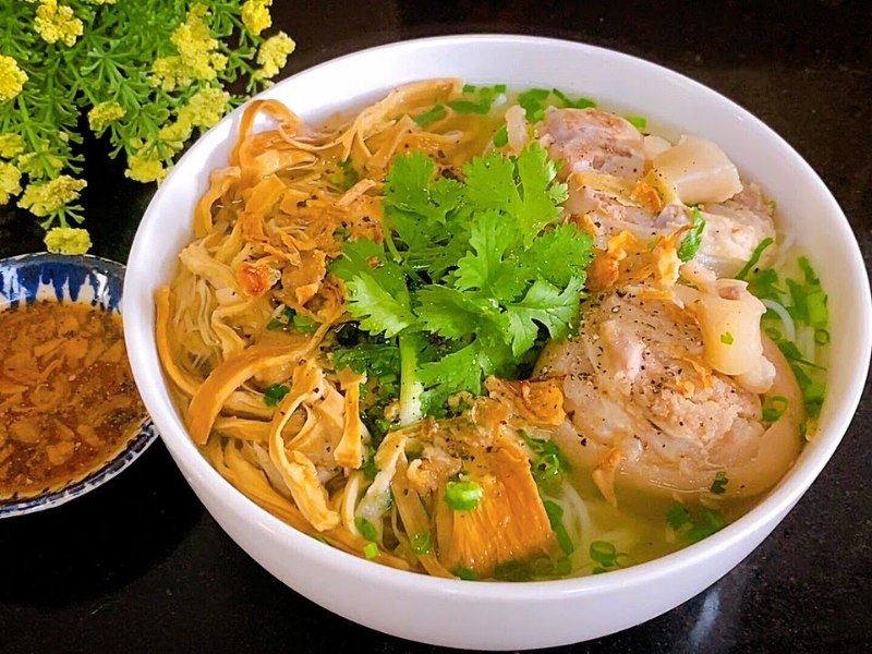 Cho bún vào tô, sau đó chan nước dùng