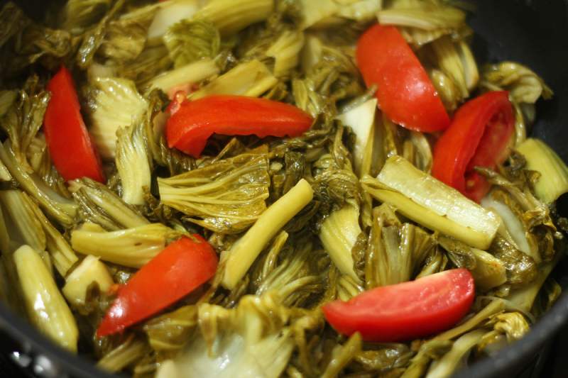 Công đoạn xào cải chua và cà chua