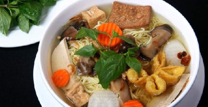 Thành phẩm bún nước lèo chay với chả giò