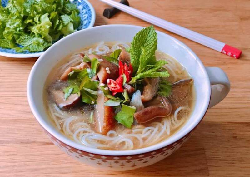 Thành phẩm tô bún nước lèo chay với nấm đông cô thanh đạm