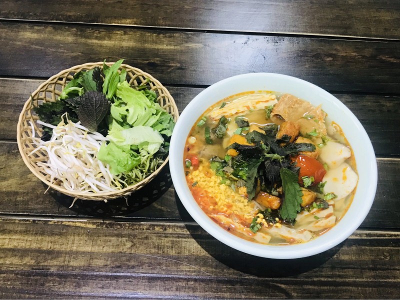 Bún riêu đổ ra tô, ăn kèm rau sống