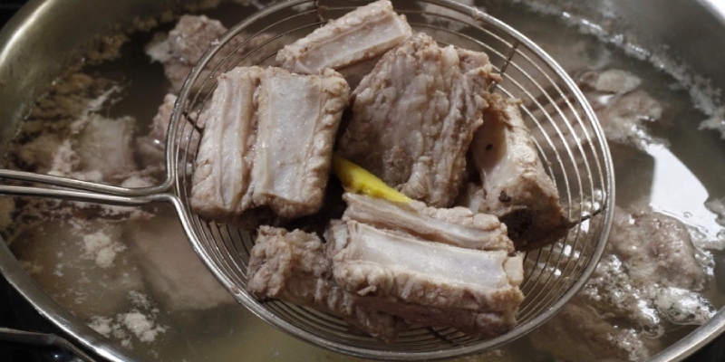 ngâm sườn với nước lạnh để không bị đen