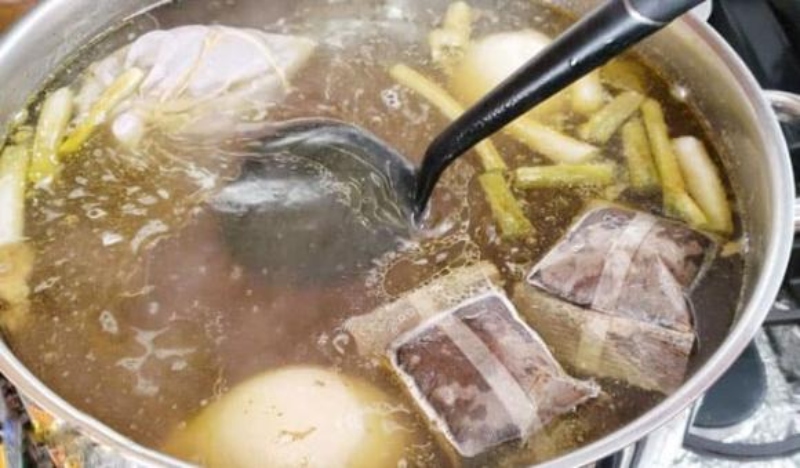 ninh nước sườn với xương ống mềm ngon