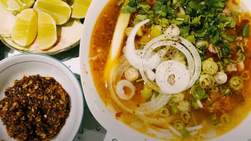 hoàn thành món bún sườn bò thơm ngon đậm đà