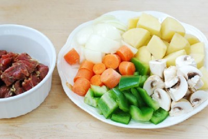Sơ chế nguyên liệu nấu cà ri bò với rượu vang đỏ
