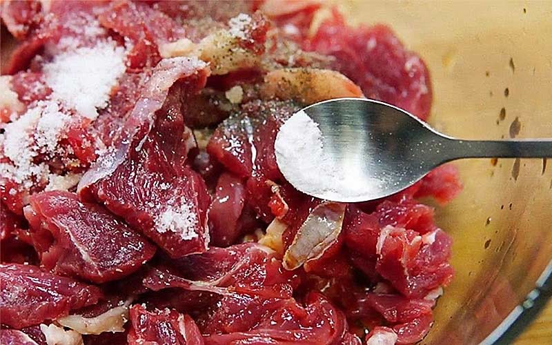 Ướp hỗn hợp gia vị với thịt bò
