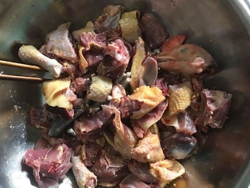Ướp thịt gà vơi hỗn hợp gia vị