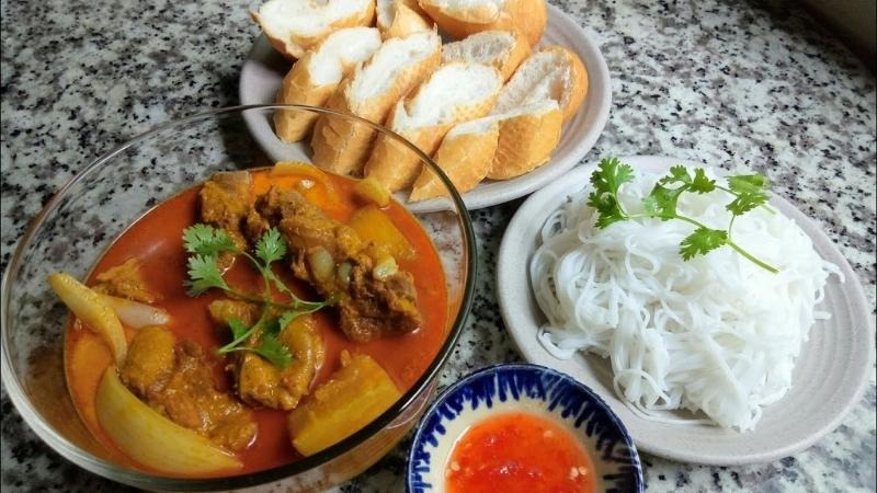 Tô cà ri sườn heo thơm ngon, ăn kèm bún tươi và bánh mì