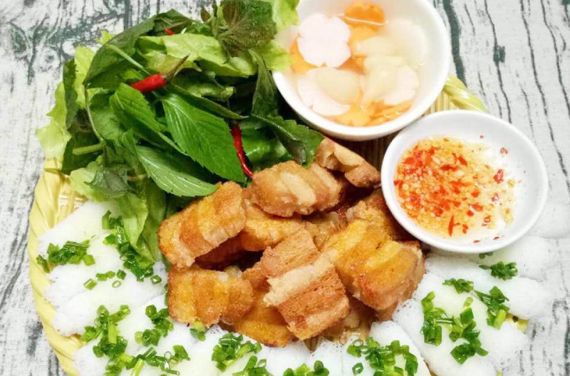 Món bánh hỏi heo quay chay