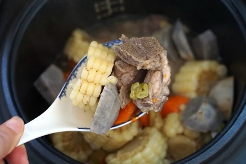 Canh xương nấu kèm bắp