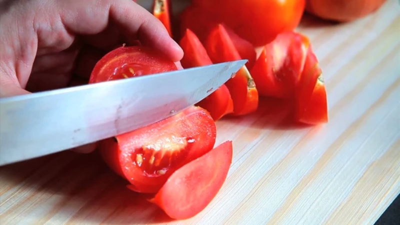 Thái cà chua thành từng lát nhỏ