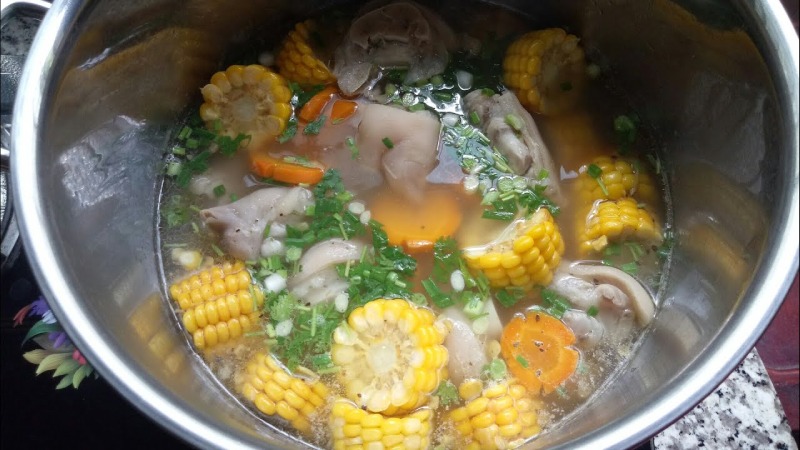 Nồi canh giò heo hầm bắp với cà rốt và hành lá