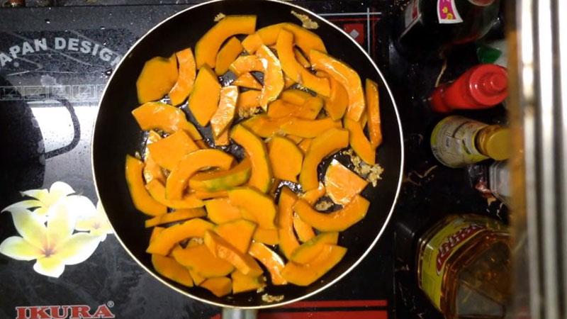 Tiến hành xào sơ bí đỏ