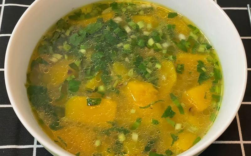 Món canh bí đỏ chay sau khi hoàn thành có sắc vàng tươi từ bí