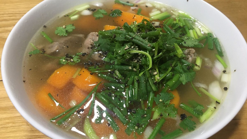 Cho canh ra tô và trang trí thêm hành lá