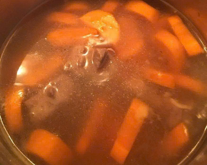Công đoạn nấu canh cà rốt