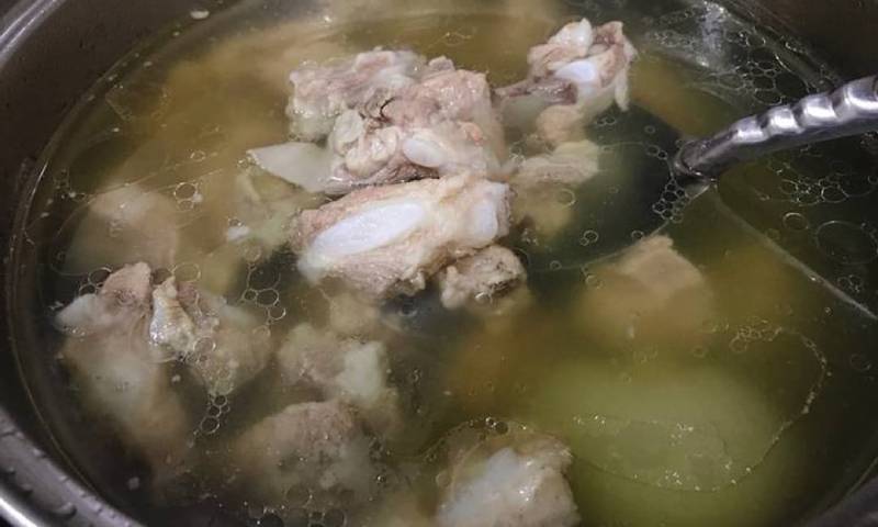  Cho xương vào nồi, đổ ngập nước, đun sôi