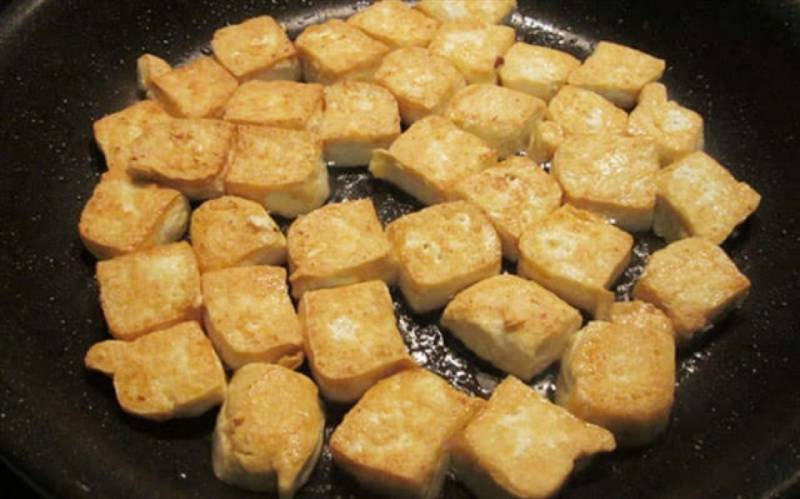 Cho đậu phụ vào chảo rán vàng