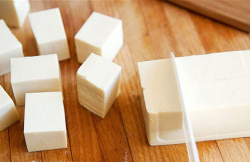 Công đoạn sơ chế đậu hũ cắt miếng vừa ăn