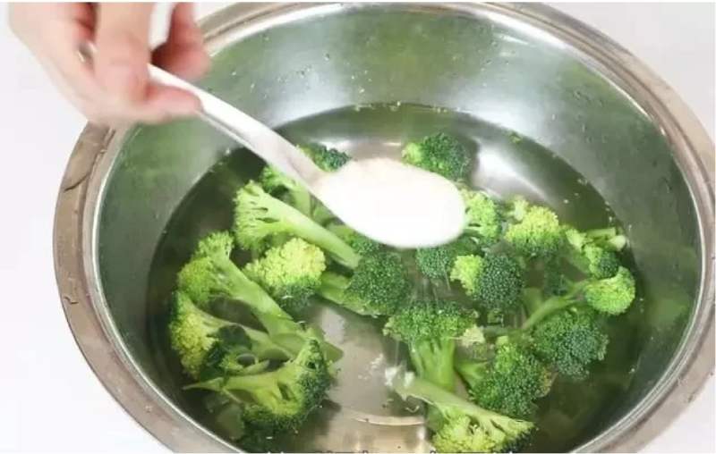Tiến hành sơ chế bông cải xanh