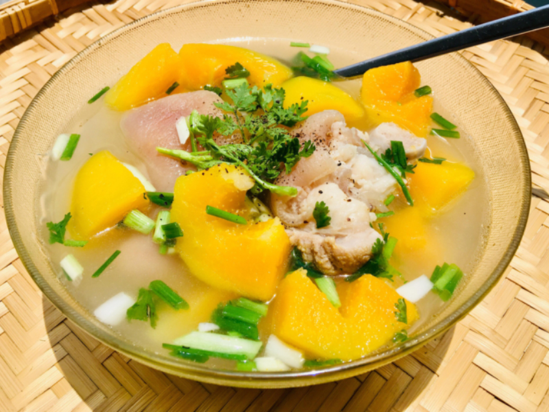 Canh chín, múc ra tô cho thêm hành lá