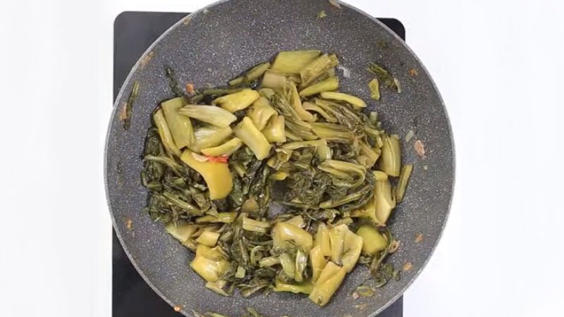 Dưa chua xào sơ tạo vị chua dịu cho món canh