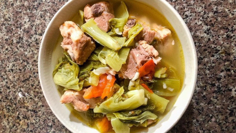 Món canh dưa chua sườn heo đậm vị miền Bắc