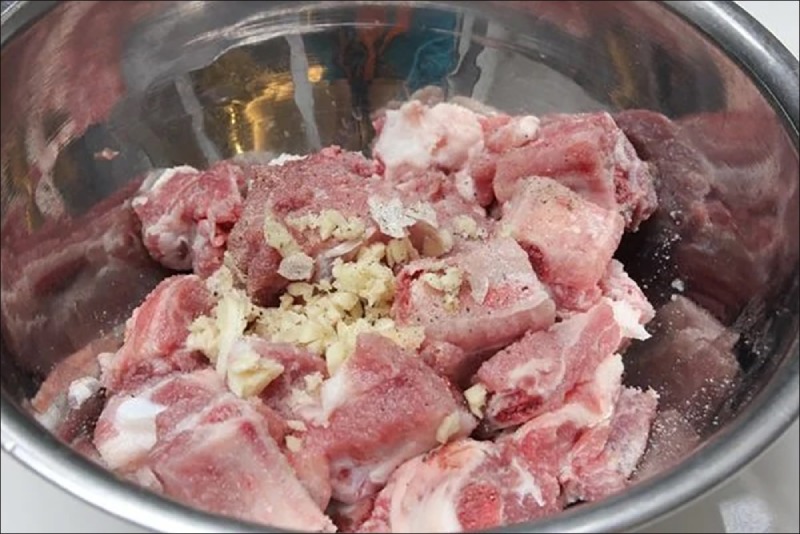 Sườn heo ướp gia vị trước khi nấu canh dưa chua