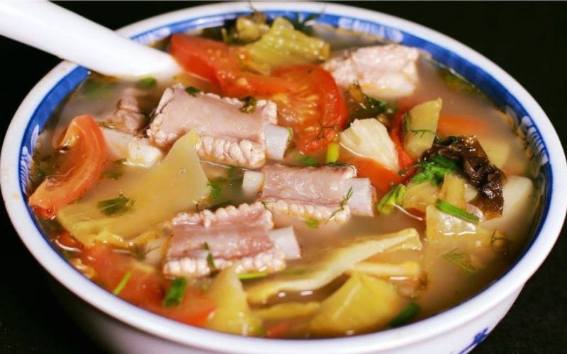 Canh dưa chua sườn heo nấu cùng cà chua hấp dẫn