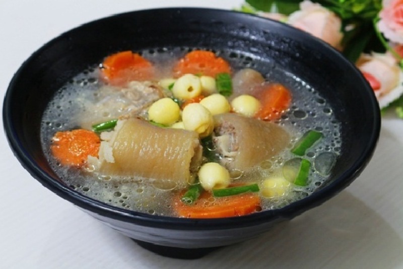 Tô canh đuôi heo hầm hạt sen và cà rốt nóng hổi