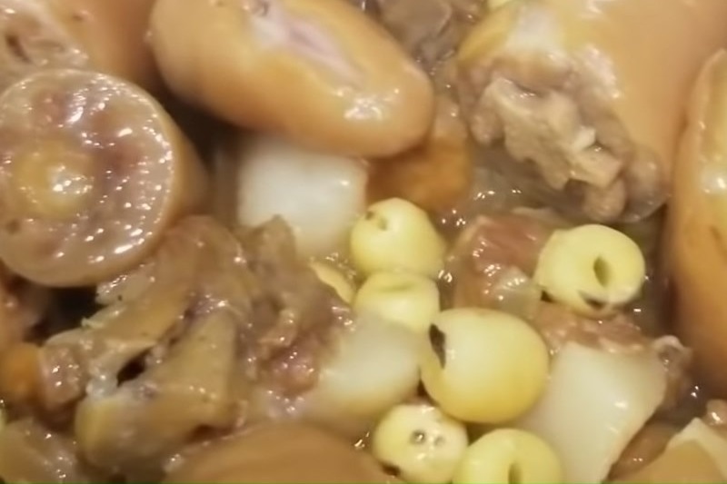 Đuôi heo hầm hạt sen chín mềm, thấm vị