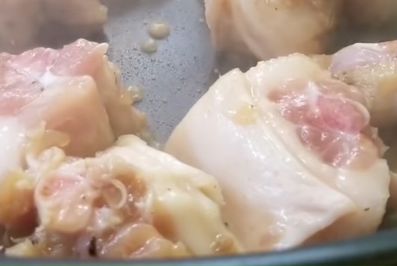 Xào sơ đuôi heo với hành tỏi để tăng hương vị.