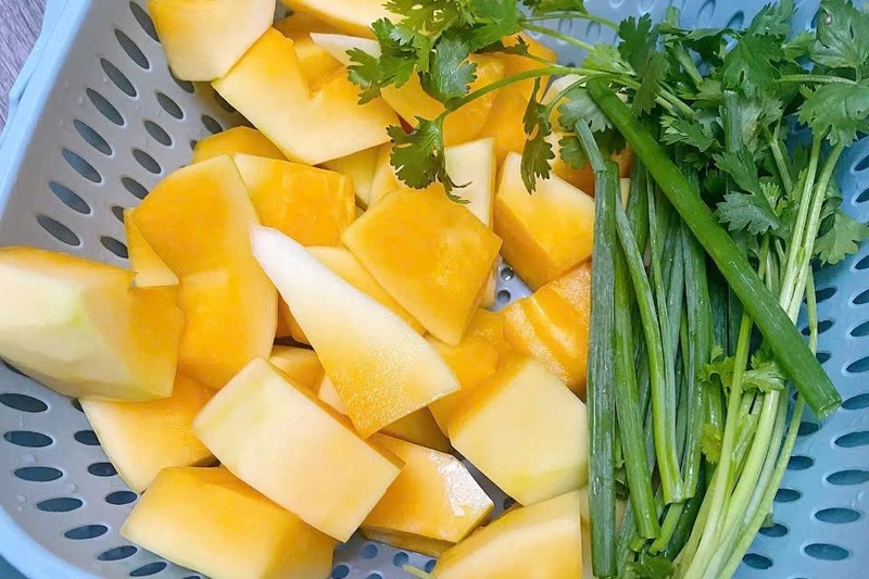 Sơ chế đu đủ và hành lá