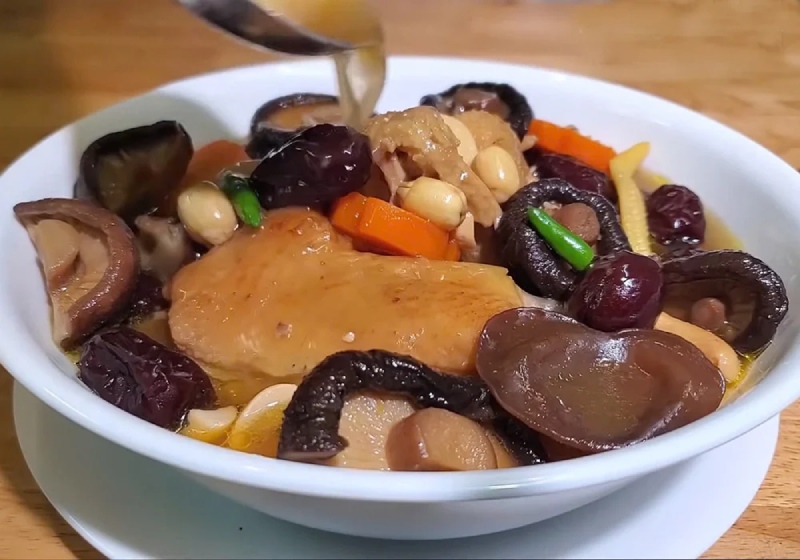 Canh gà hầm ngũ quả với nấm, cà rốt, hạt sen, táo tàu, kỷ tử