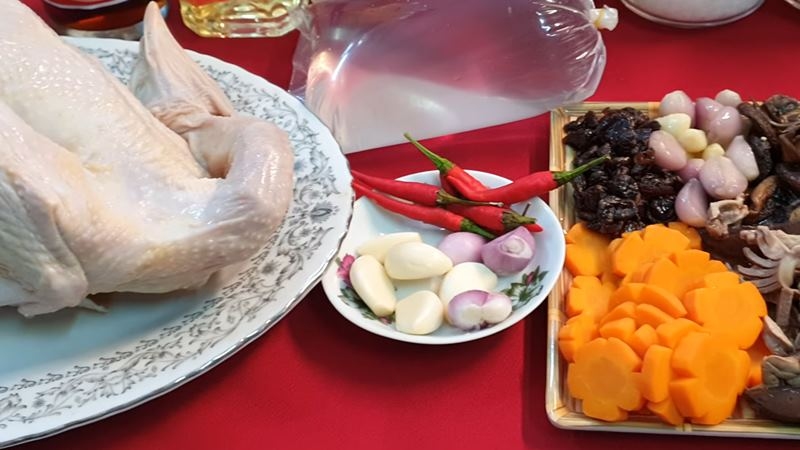 Nguyên liệu nấu canh gà hầm ngũ quả đã chuẩn bị sẵn