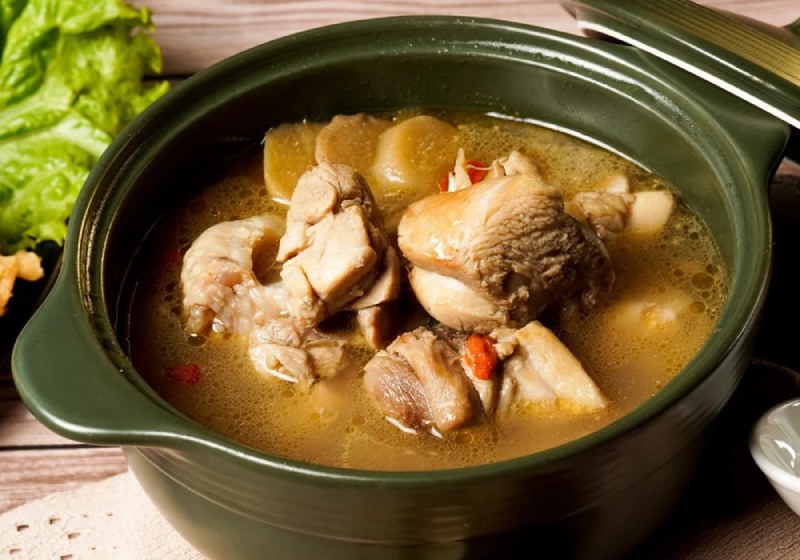 Tiến hành nấu canh gà hạt sen