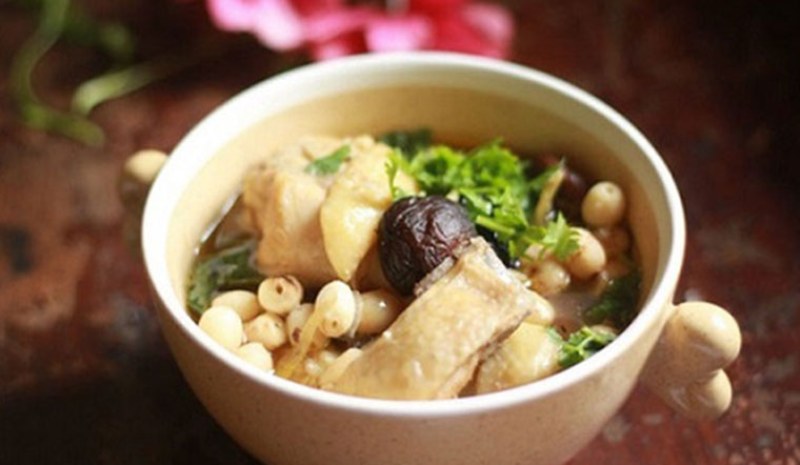 Bí quyết chế biến canh gà hạt sen thơm ngon