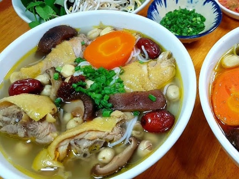 Thành phẩm món canh gà nấm hương thanh đạm