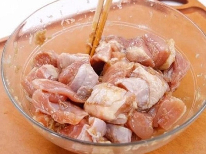 Ướp gà với hỗn hợp gia vị