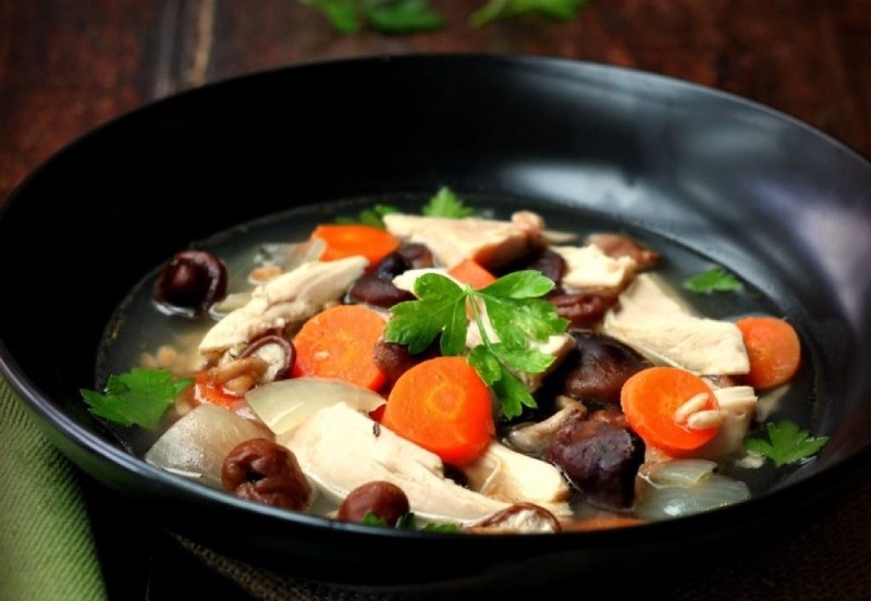 Công đoạn nấu canh gà nấm hương