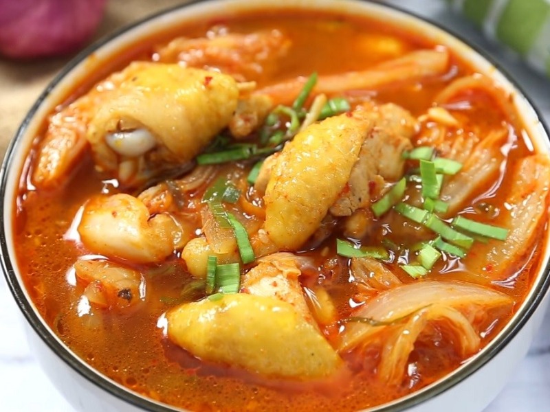 Thành phẩm món canh gà kim chi thơm ngon