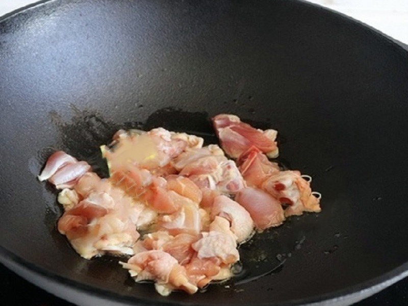 Tiến hành xào sơ thịt gà